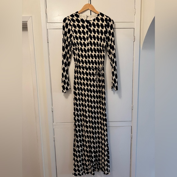 DISSH Dresses & Skirts - DISSH Black and White Sheath Dress with Bishop Sleeves